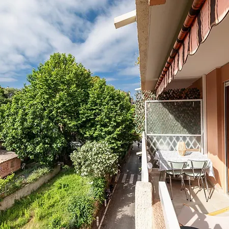 2p Renove Avec Terrasse Au Port De Nizza