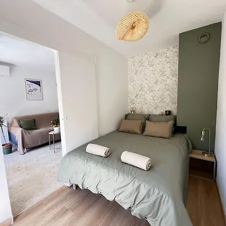 2p Renove Avec Terrasse Au Port De *