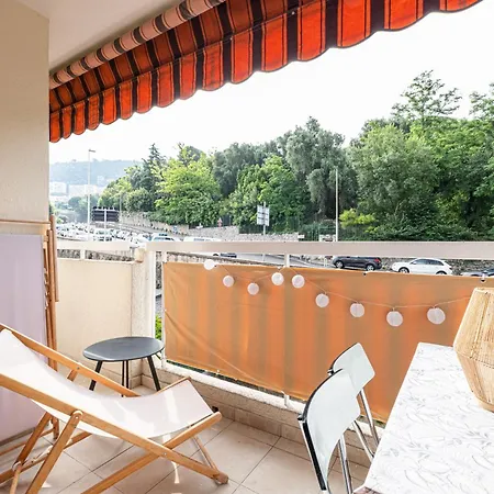 2p Renove Avec Terrasse Au Port De *
