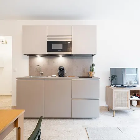 2p Renove Avec Terrasse Au Port De *